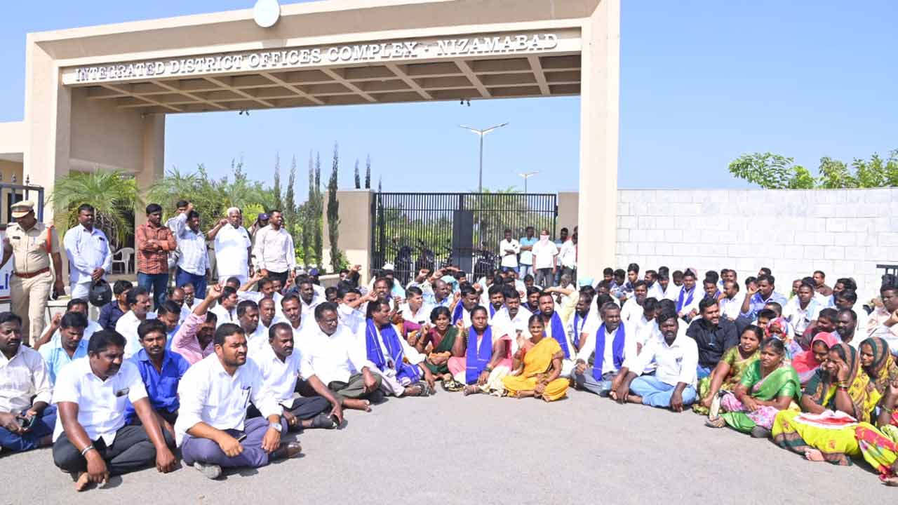 Dalitha Bandhu | దళితబంధు పథకాన్ని కొనసాగించాలని నిజామాబాద్‌లో  ధర్నా