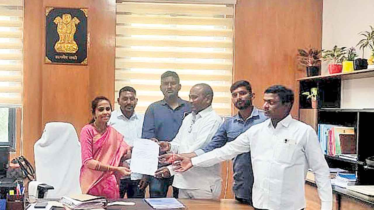 దళితబంధు నిధులు ఖాతాల్లో జమ చేయాలి