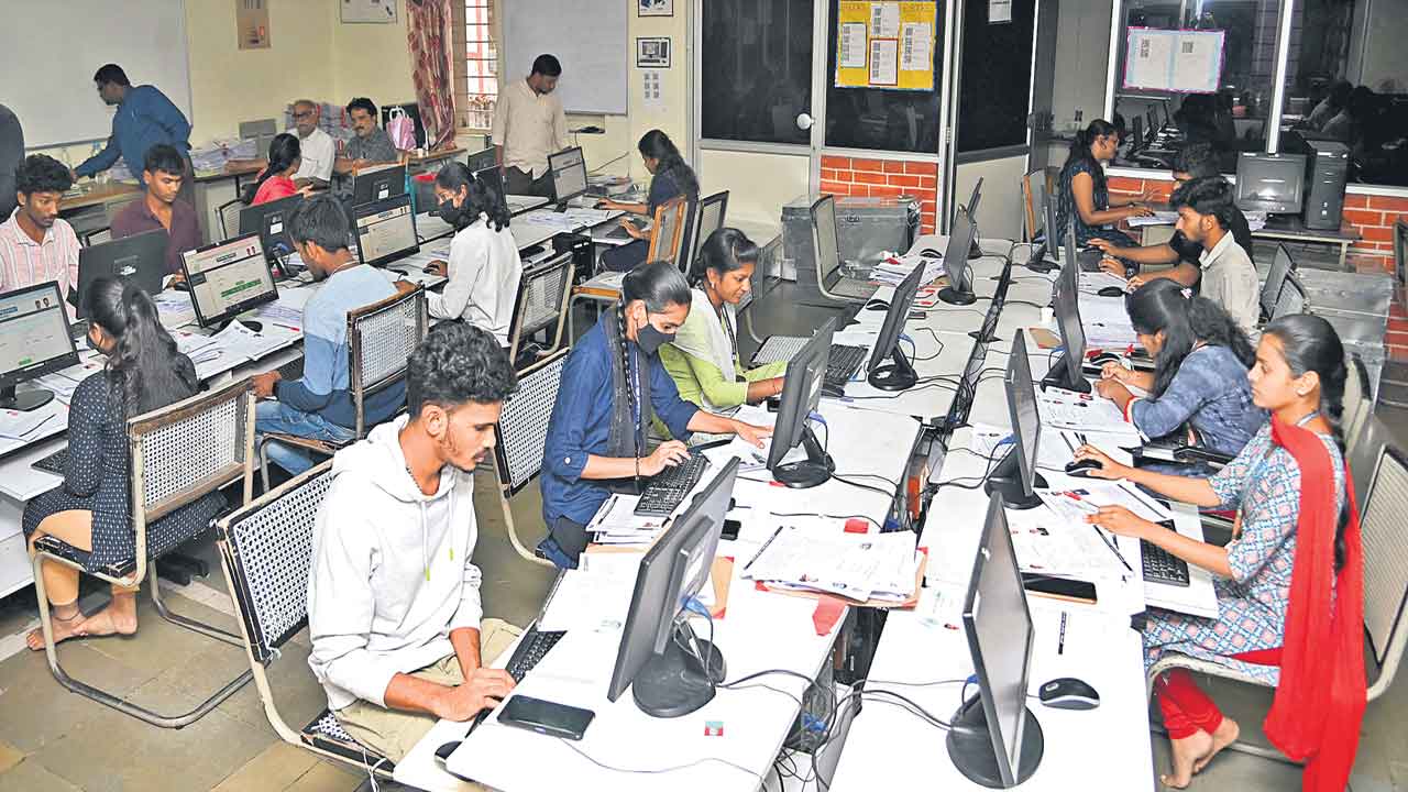 635 డేటా సెంటర్లు 5 వేల మంది ఆపరేటర్లు