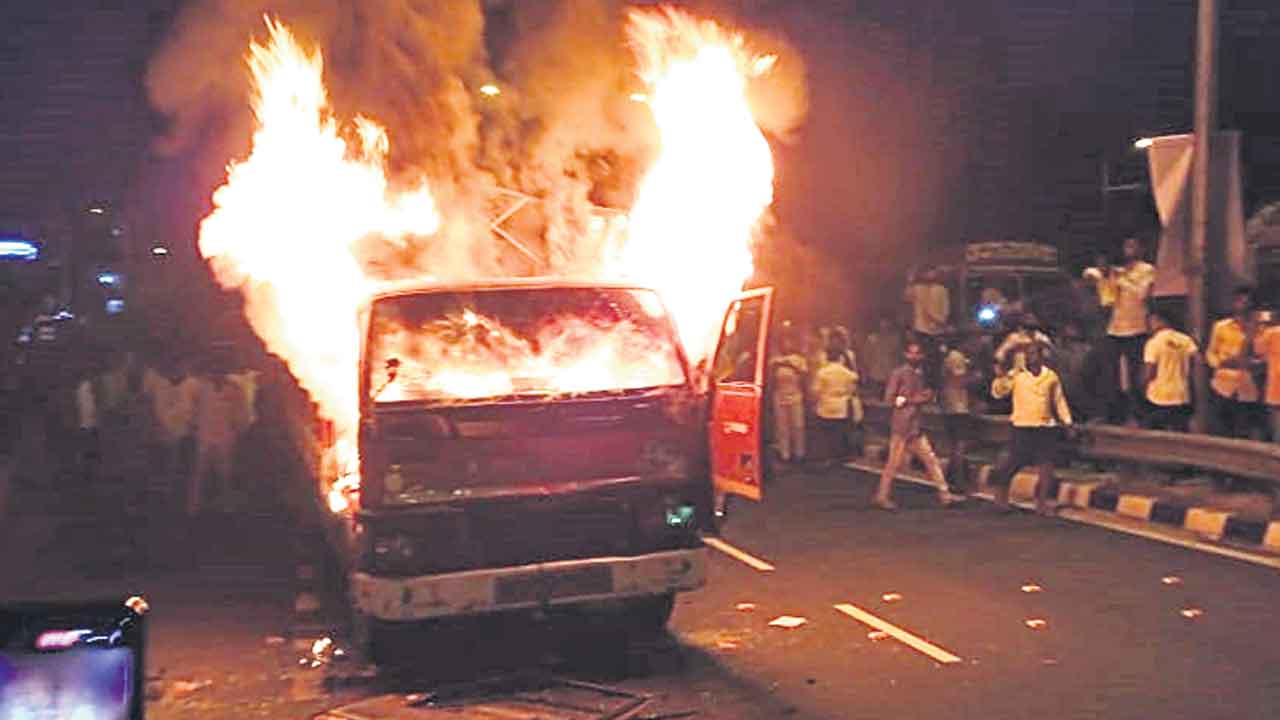 Road Accident | హైవేపై బీభత్సం.. బైక్‌, పాదచారులను ఢీకొట్టిన డీసీఎం వ్యాన్‌