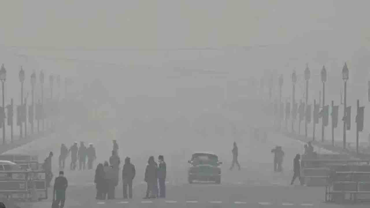 Delhi | ఢిల్లీని క‌మ్మేసిన ద‌ట్ట‌మైన పొగ‌మంచు.. విమాన స‌ర్వీసుల‌కు అంత‌రాయం