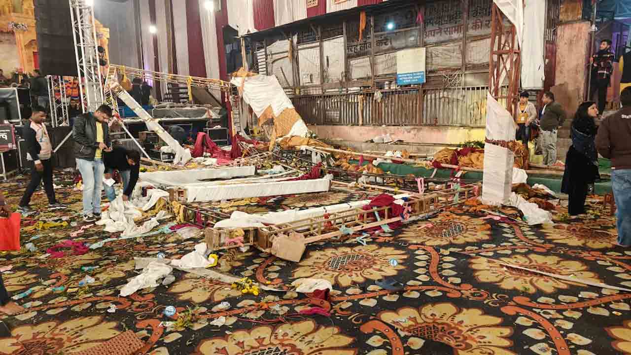 Viral Video | క‌చేరీ జ‌రుగుతుండ‌గా కూలిన వేదిక‌.. ఒక‌రు మృతి