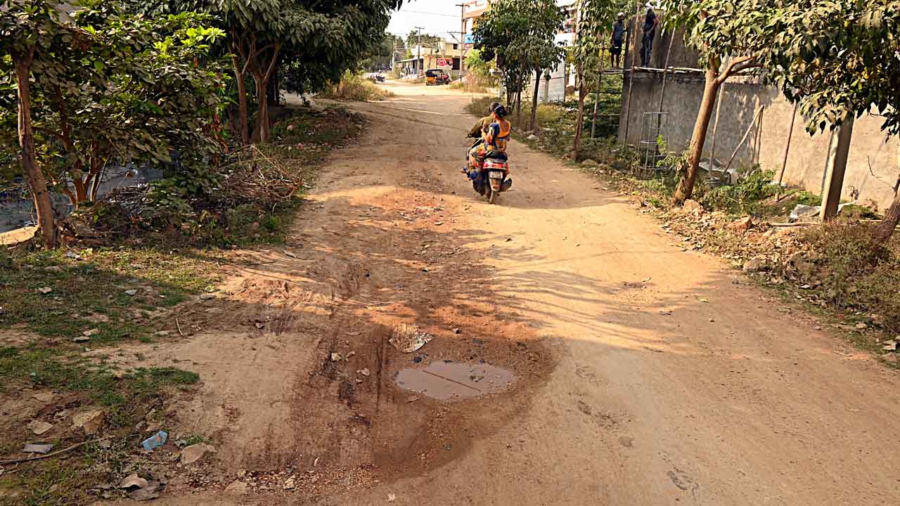 నిలిచిన నిధులు.. ఆగిన అభివృద్ధి