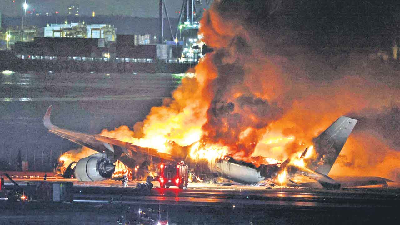 మంటల్లో విమానం