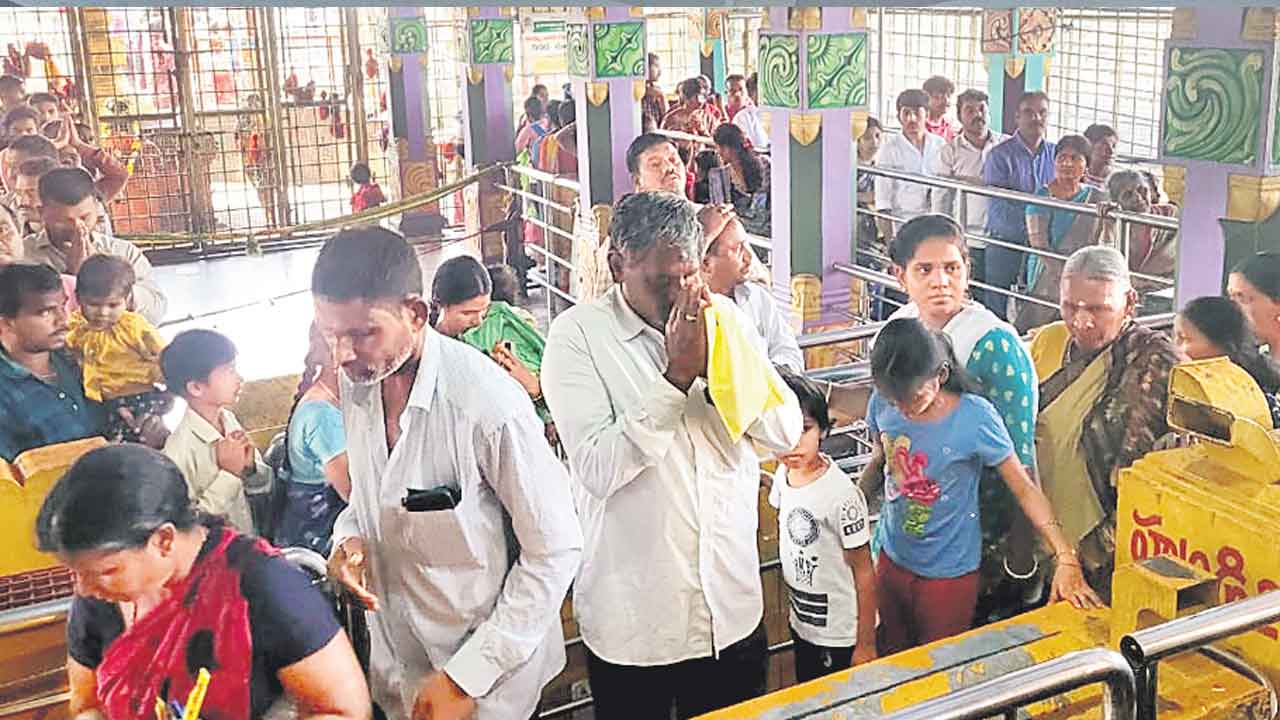 ఏడుపాయల భక్తుల రద్దీ