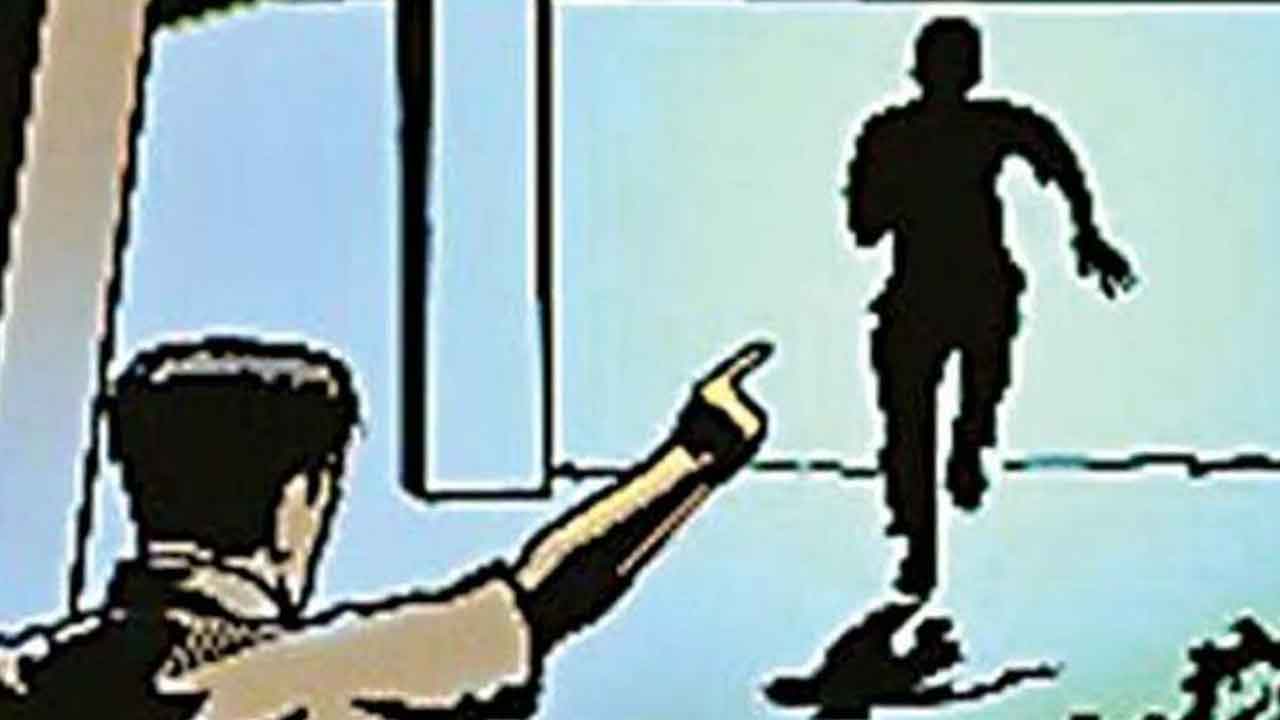 Accused escaped | పోలీసుల కండ్లుగప్పి నిందితుడు పరార్‌.. వేములవాడ ఠాణాలో ఘటన