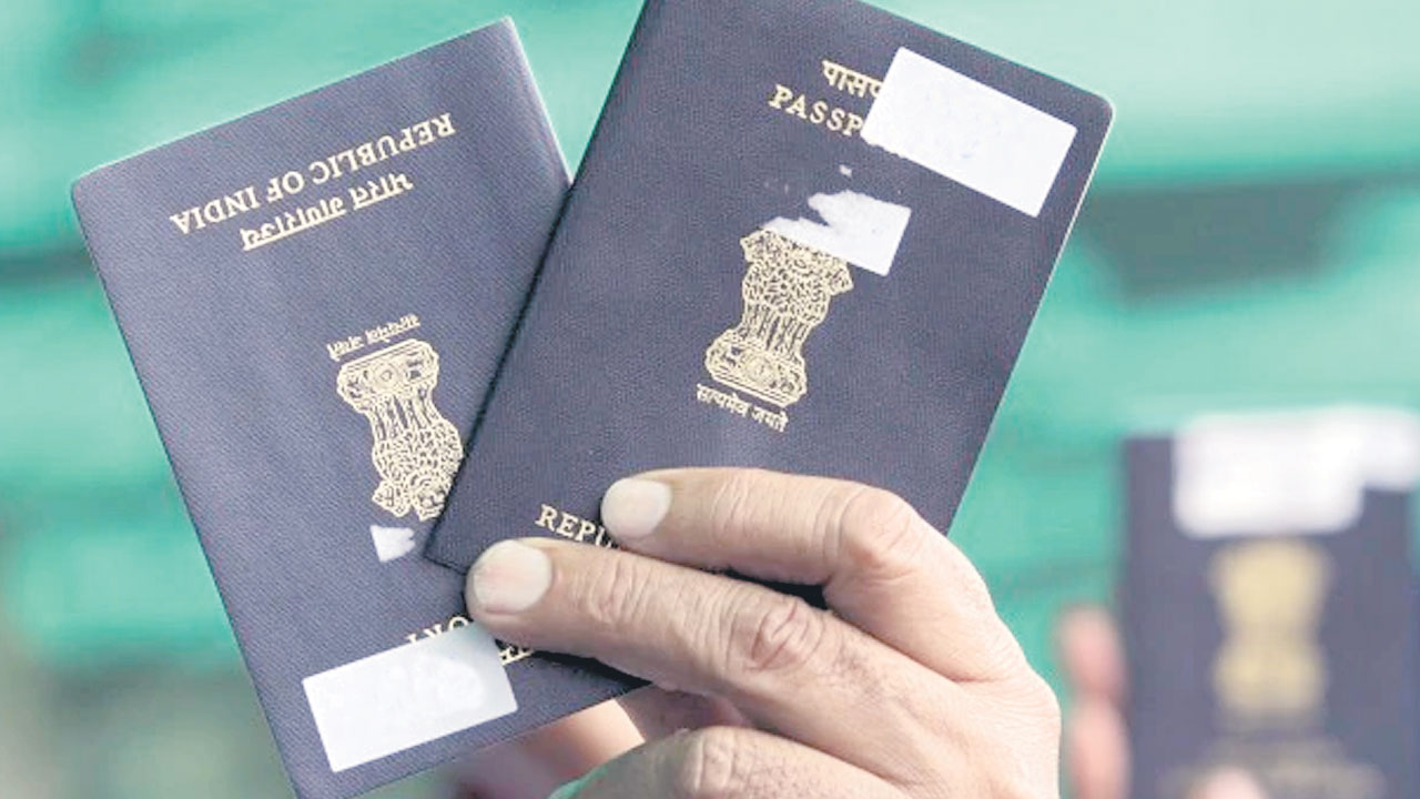 కదులుతున్న నకిలీ పాస్‌పోర్టుల డొంక