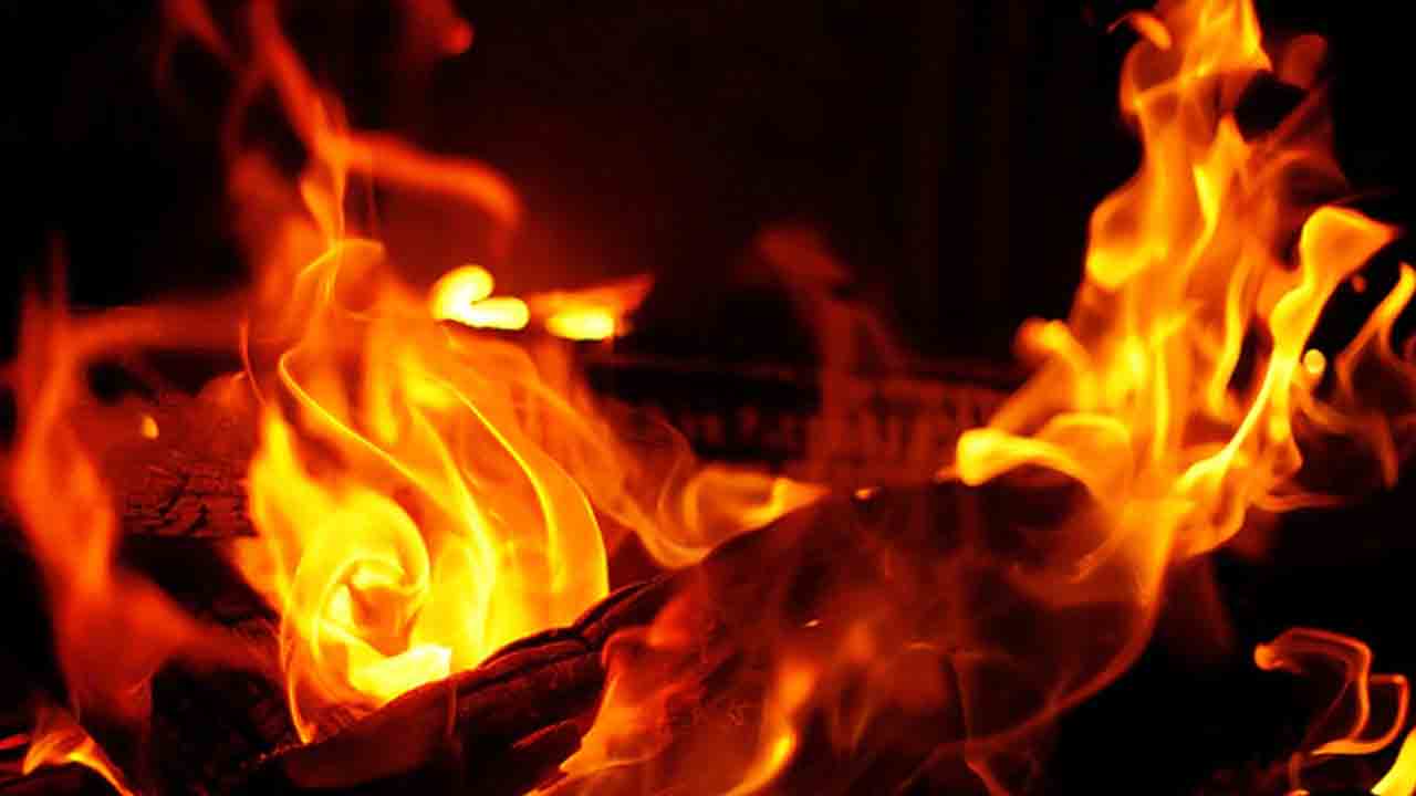 Hyderabad | మాదాపూర్లో ఘోరం.. వేగంగా వెళ్తున్న కారులో మంటలు