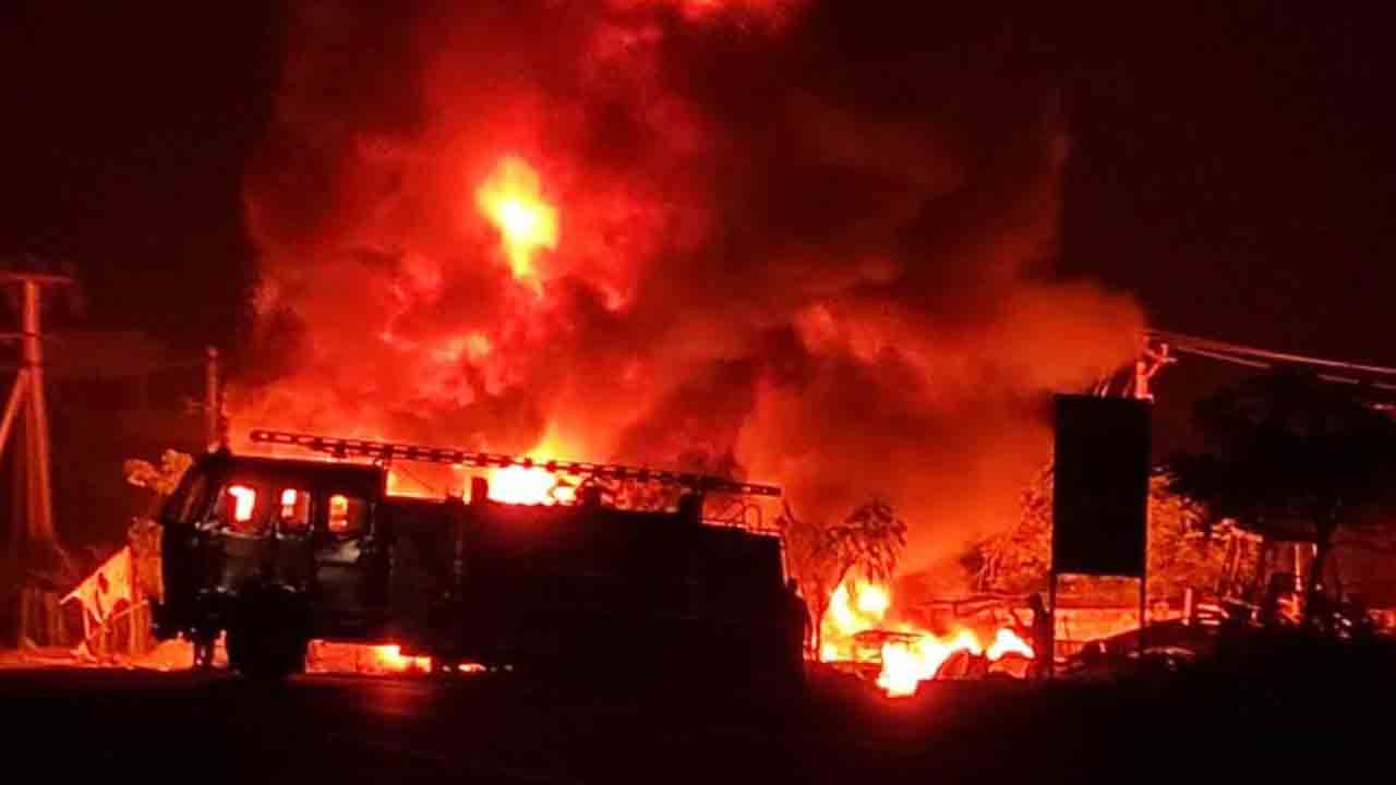 టైర్‌ పేలి పెట్రోల్‌ ట్యాంకర్‌ బోల్తా