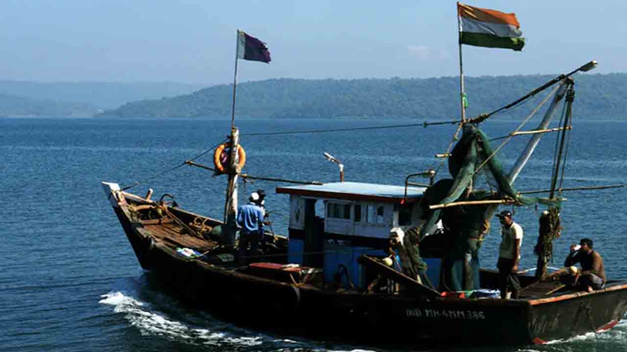 Coast Guard Rescues Fishermen | సముద్రంలో బోటుకు ప్రమాదం.. మత్స్యకారులను రక్షించిన కోస్ట్‌గార్డ్‌