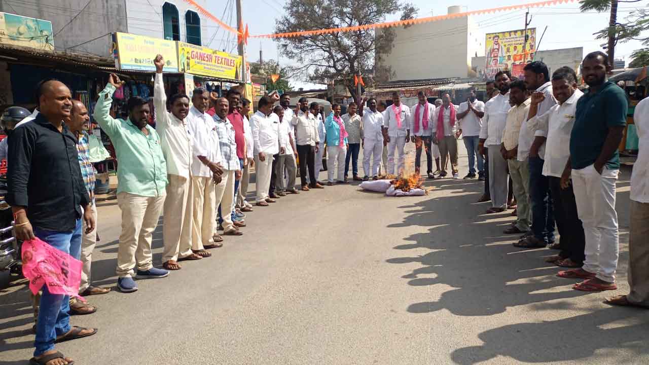 Minister Komatireddy | గాజుల రామారంలో మంత్రి కోమటిరెడ్డి దిష్టిబొమ్మ దహనం