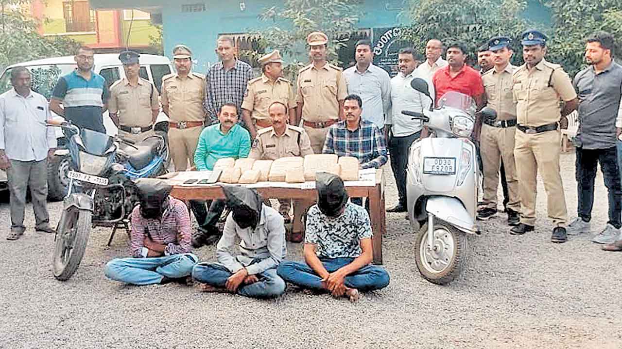 గంజాయి రవాణా..ముగ్గురు అరెస్ట్‌