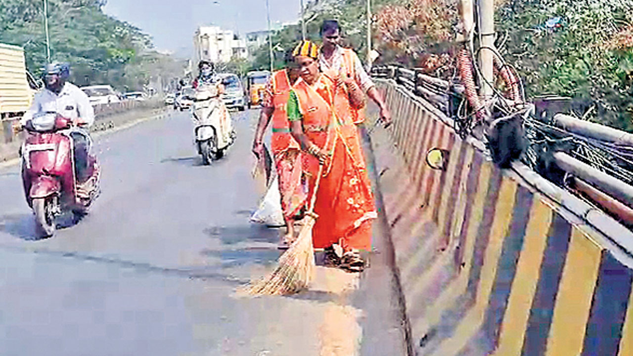 ప్రమాదమని తెలిసినా ఫ్లై ఓవర్‌పై ఊడ్పిస్తున్నారు