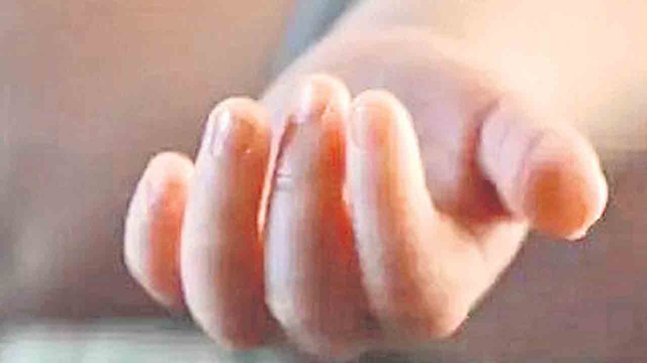 Murder | స్నేహితుడి కూతురికి బ్యాటరీలు, స్క్రూలు తినిపించి హత్యచేసిన యువతి