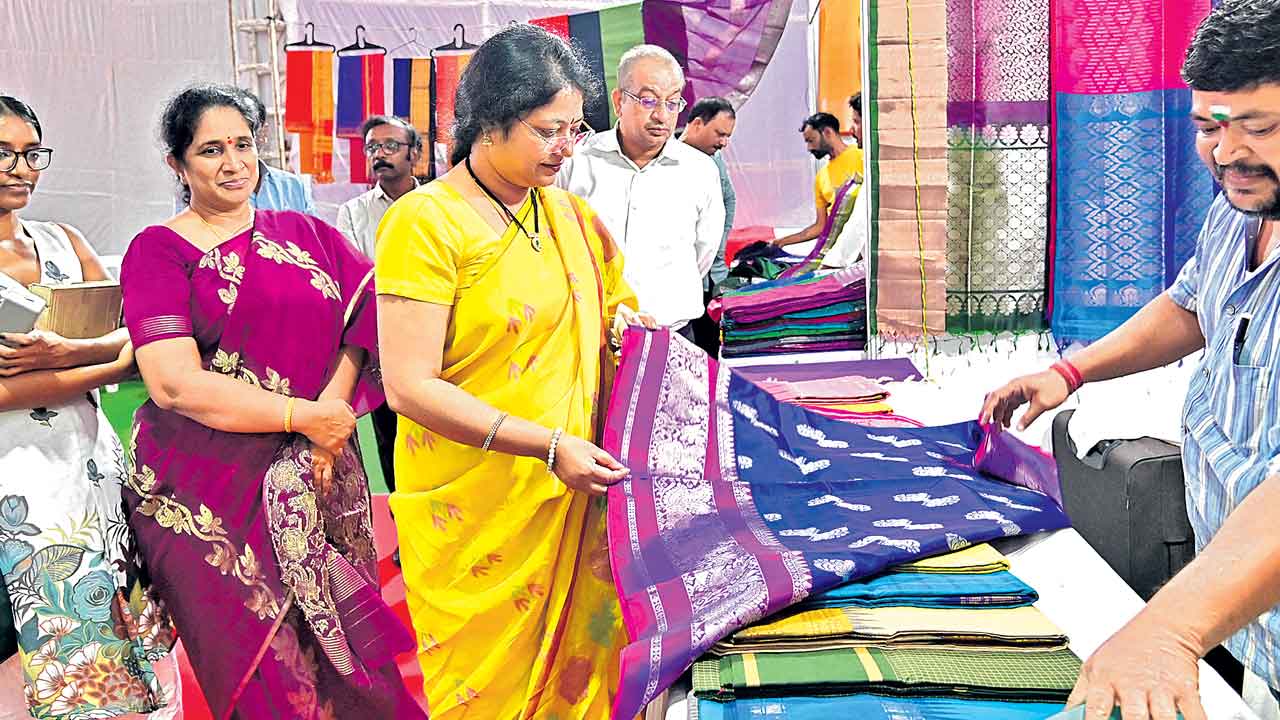 పోచంపల్లి చీరలు.. వరంగల్‌ రగ్గులు