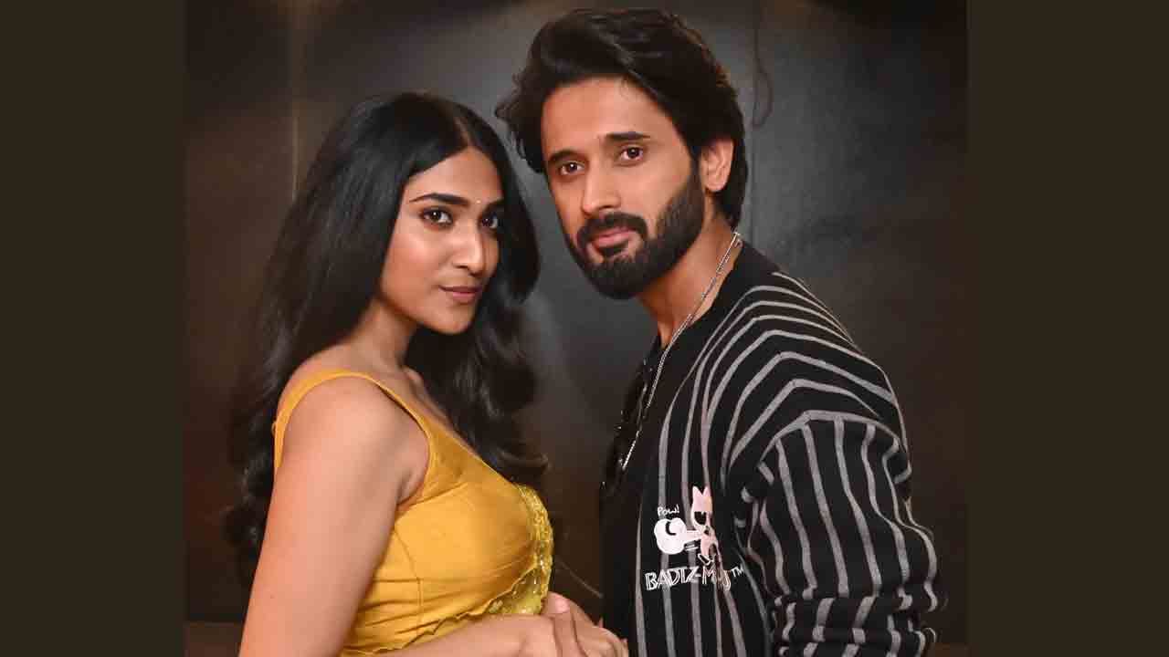 శాపాల చుట్టూ తిరిగే కథ