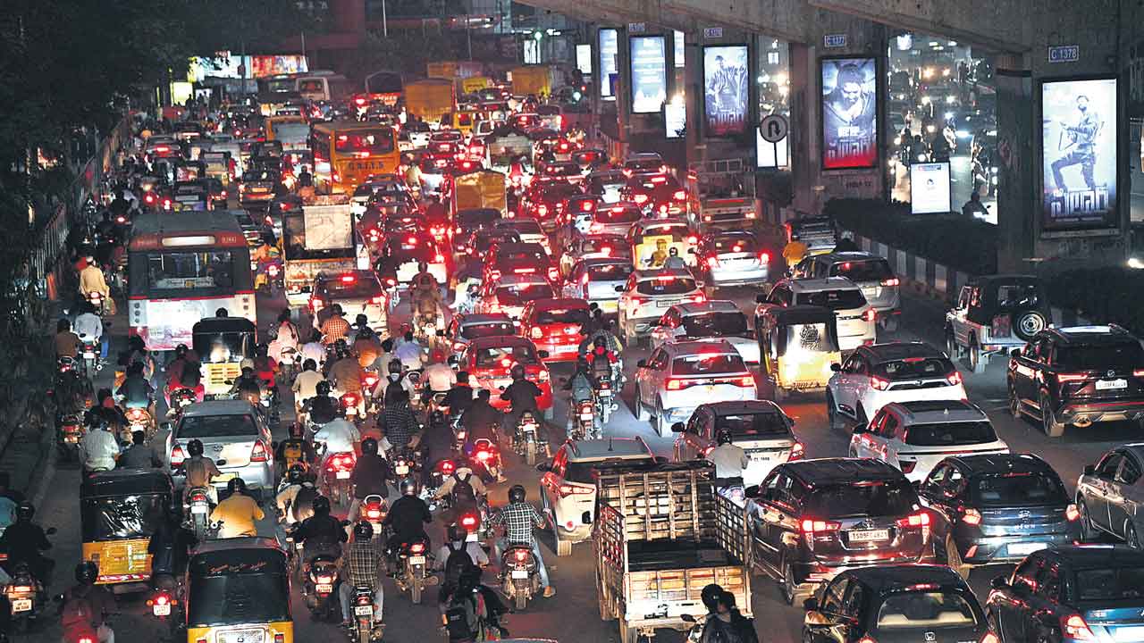 ఇంధన కష్టాలు.. ట్రాఫిక్‌ చిక్కులు