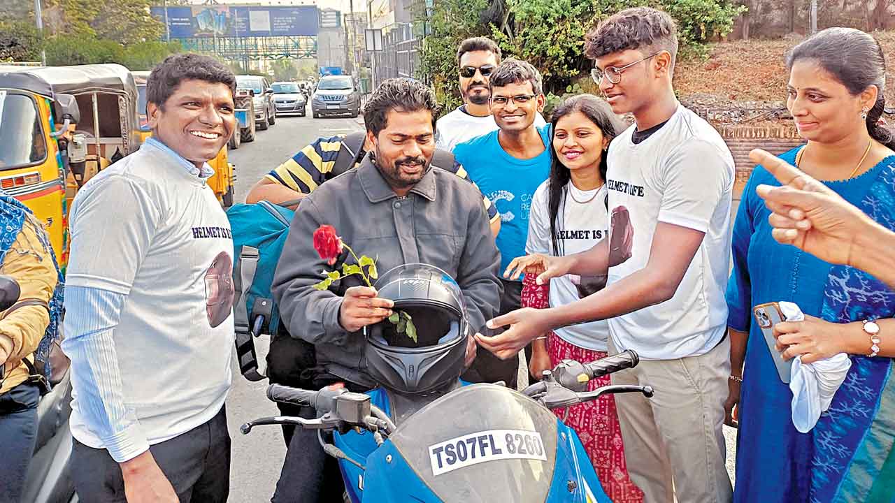 గులాబీలు ఇచ్చి.. హెల్మెట్‌ పెట్టుకొమ్మని..