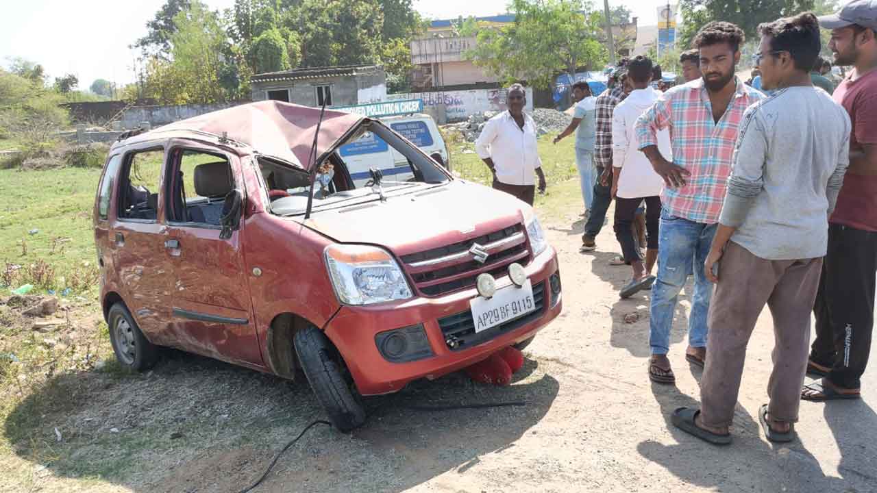 Car accident | పండుగ పూట విషాదం.. కారు ప్రమాదంలో వ్యక్తి మృతి, మరో ముగ్గురికి గాయాలు