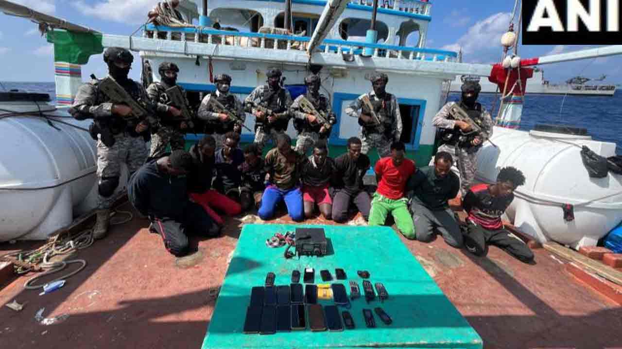 Indian Navy: ఇరానీ నౌక‌ను హైజాక్ చేసిన సొమాలీ పైరేట్స్‌.. 19 మంది పాకిస్థానీల‌ను ర‌క్షించిన ఇండియ‌న్ నేవీ