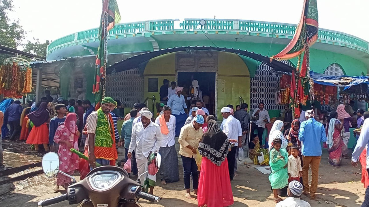 జాన్‌పహాడ్‌ దర్గాకు పోటెత్తిన భక్తులు