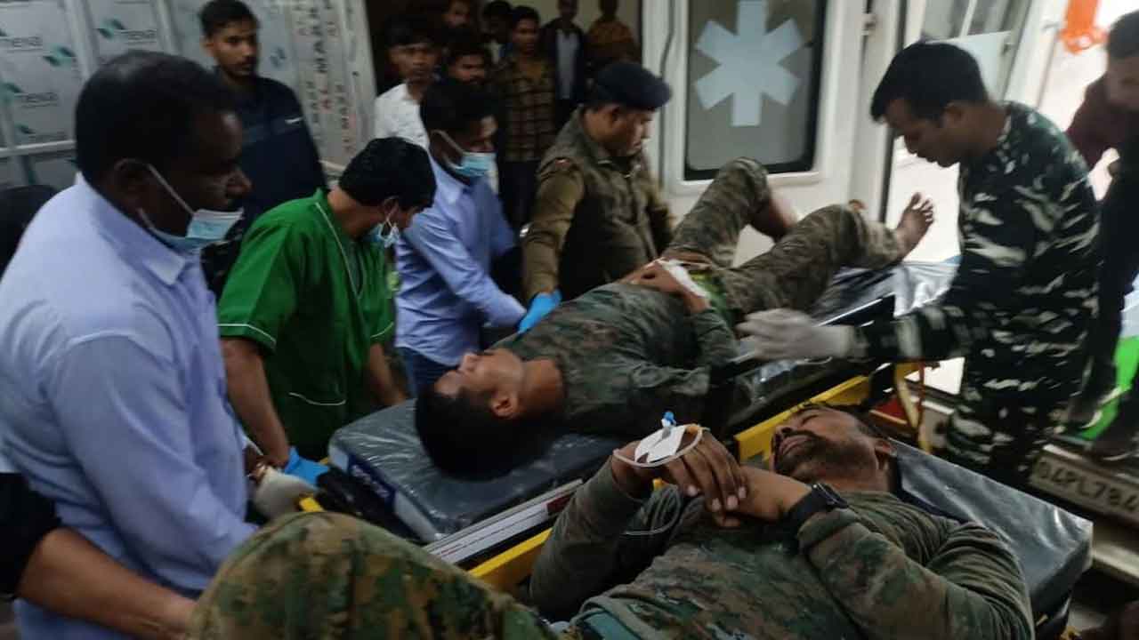 మావోయిస్టుల దాడిలో ముగ్గురు జవాన్లు మృతి