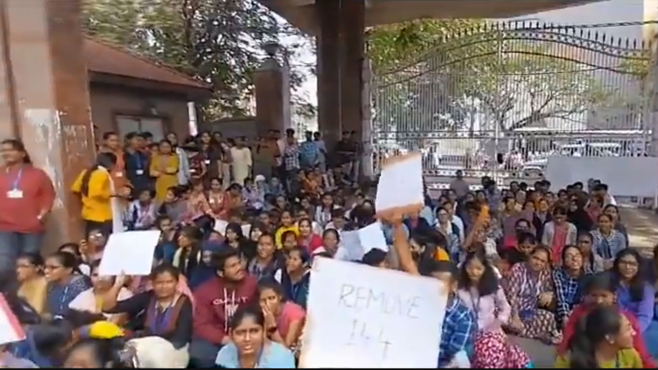 JNTUH | తినే భోజనంలో పురుగులు, రబ్బర్‌ బ్యాండ్‌లు.. జేఎన్టీయూ ముందు పీజీ విద్యార్థుల ఆందోళన