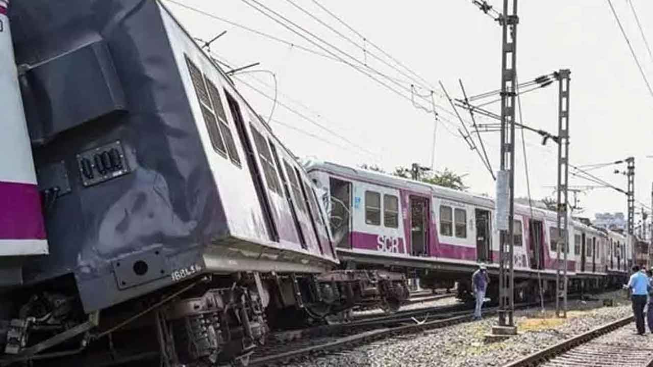 రైలు ఢీకొని కూలీ మృతి