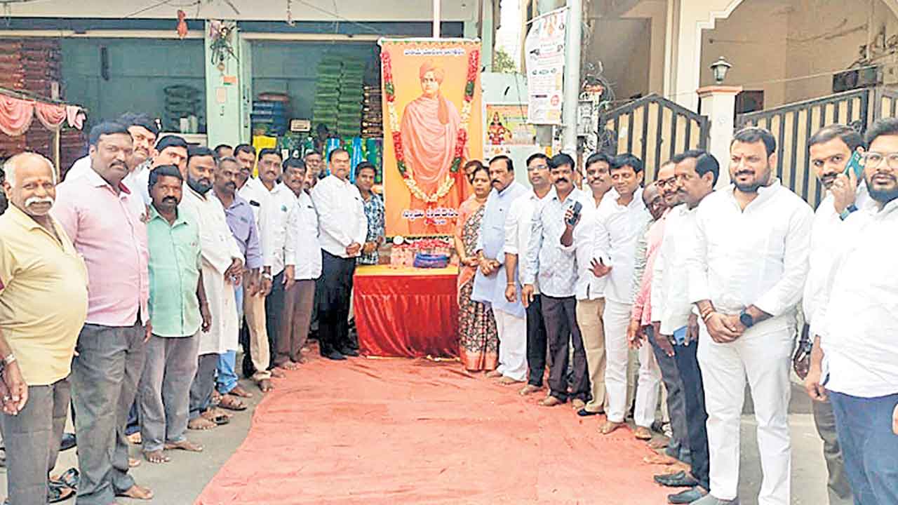 యువత వివేకాందను స్ఫూర్తిగా తీసుకోవాలి