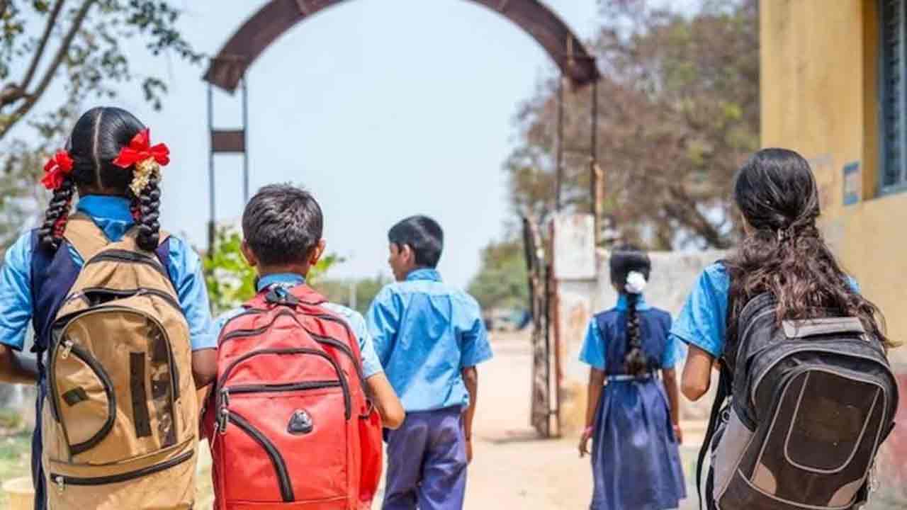 School Holiday: అయోధ్య కోసం స్కూల్‌కు సెలవు.. రిపోర్టు కోరిన మంత్రి