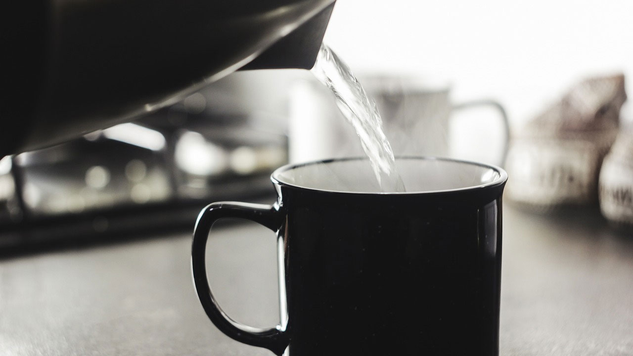 Train | రైలులో వేడి నీళ్లు కాచుకున్న ప్రయాణికుడు.. అరెస్టు చేసిన రైల్వే పోలీసులు