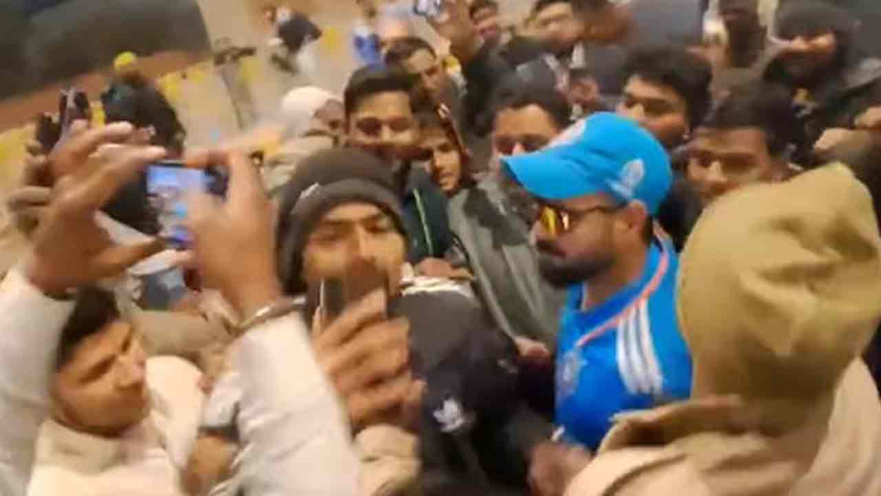 Kohli Duplicate: అయోధ్య‌లో డూప్లికేట్ కోహ్లీ.. సెల్ఫీల కోసం ఎగ‌బ‌డ్డ జ‌నం.. వీడియో