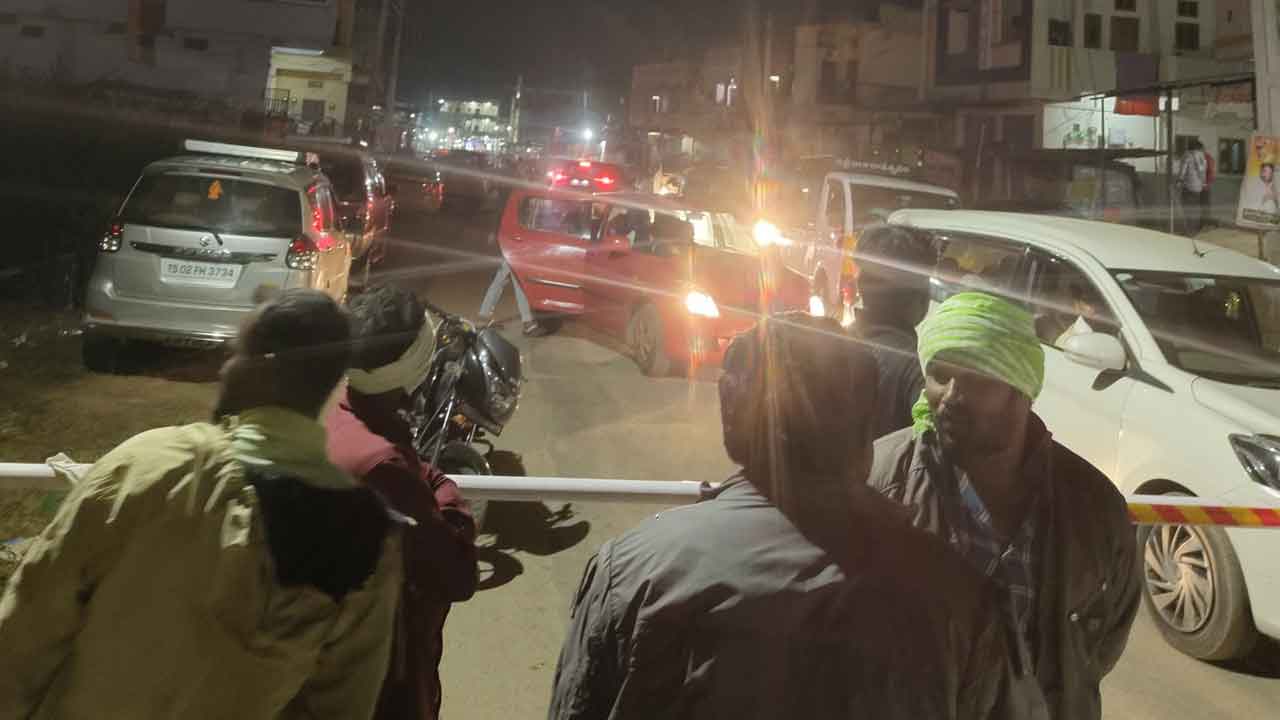 Komuravelli | మంత్రి కోసం భక్తులను ఐదు గంటలు ఆపేసిన అధికారులు.. నరకం చూసిన జనం : వీడియో