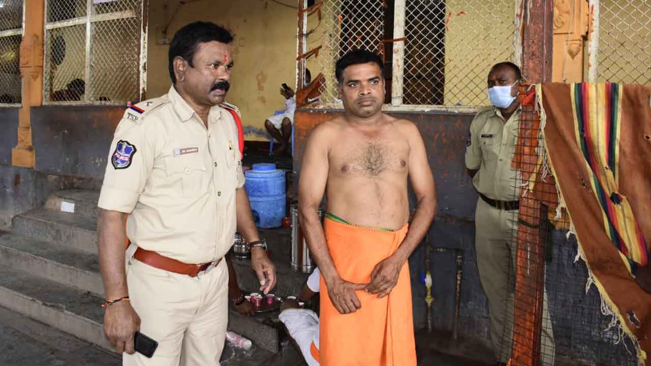 Kondagattu temple | హుండీ లెక్కింపులో ఆలయ ఉద్యోగి నగదు తస్కరణ.. తనిఖీల్లో రూ.11,010 పట్టివేత