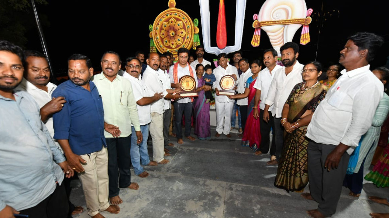 పర్యటిస్తూ.. పలుకరిస్తూ..