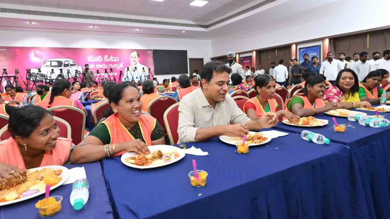 KTR | పారిశుద్ధ్య కార్మికుల‌తో క‌లిసి కేటీఆర్ మ‌ధ్యాహ్న భోజ‌నం