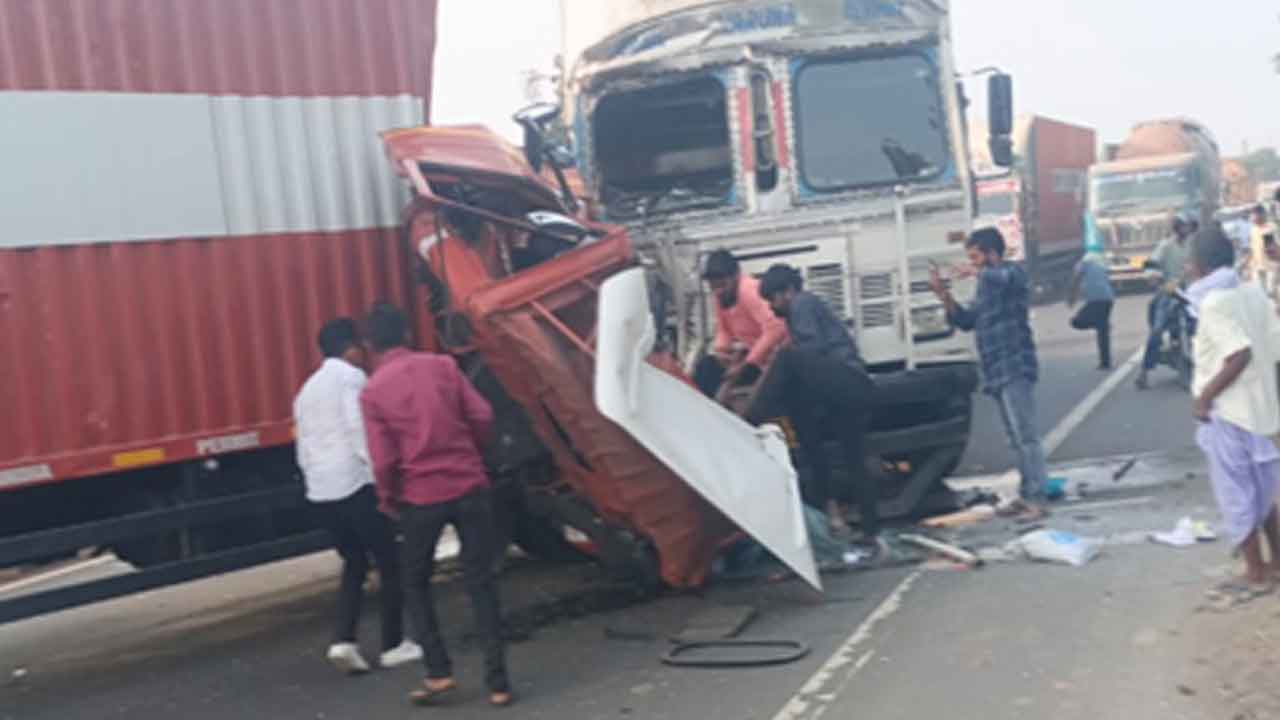 Road accident | వాహనాలను ఢీ కొట్టిన కంటైనర్‌ లారీ.. ముగ్గురికి గాయాలు