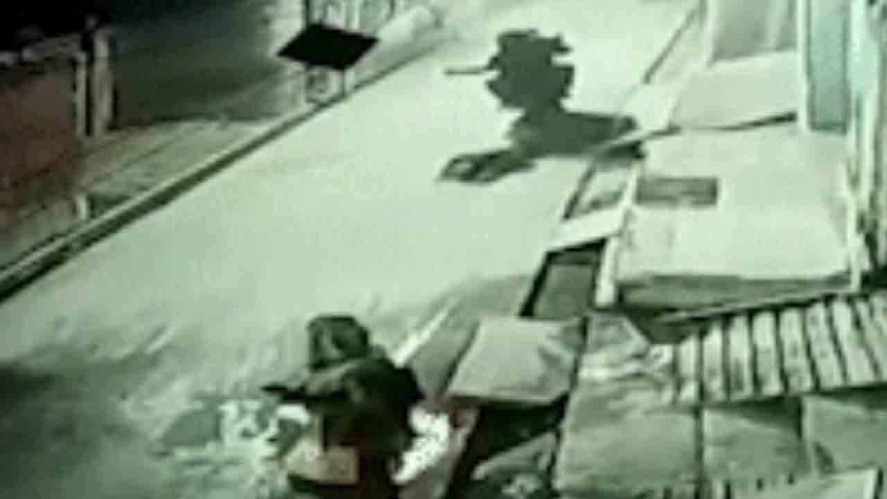 man stabbed, dragged by bike | వ్యక్తిని కత్తితో పొడిచి.. బైక్‌తో రోడ్డుపై ఈడ్చుకెళ్లారు