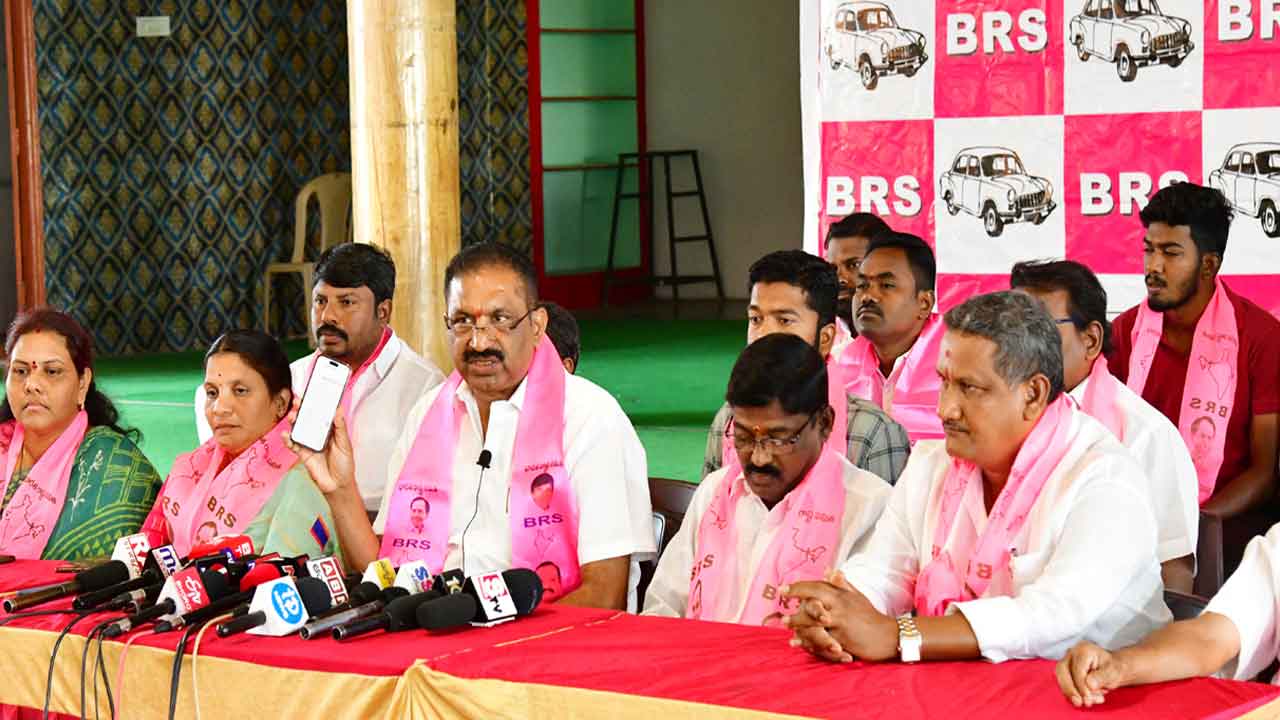 Mayor Sunil Rao | కరీంనగర్‌కు స్మార్ట్‌సిటీ రావడంలో ఎంపీ బండి సంజయ్‌ పాత్ర లేదు: మేయర్‌ సునీల్‌రావు