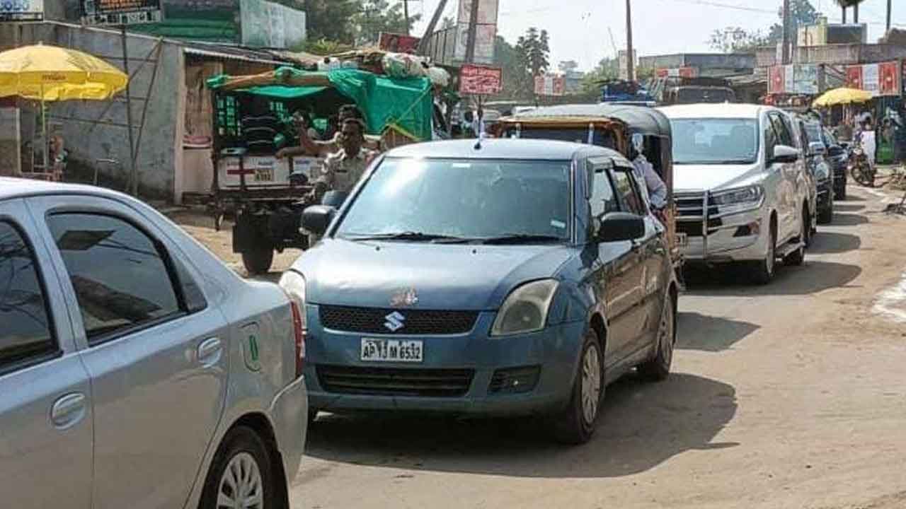 Medaram | మేడారంలో భారీగా ట్రాఫిక్‌.. భారీగా తరలివస్తున్న భక్తులు : వీడియో