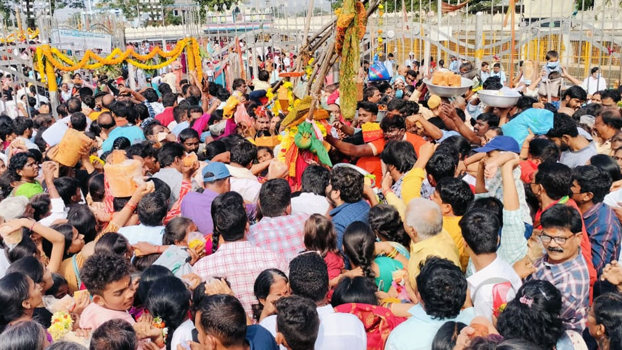 Medaram | జన సంద్రంగా మేడారం.. సమ్మక్క సారలమ్మలను దర్శించుకున్న 50వేల మంది భక్తులు!