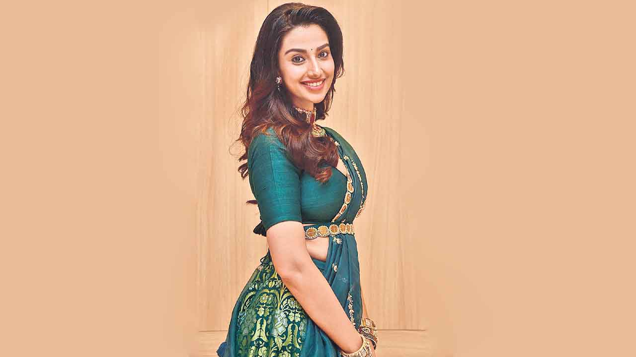 Meenkshi Chaudhary | షరతులు వర్తిస్తాయ్‌.. అసభ్యకరంగా లేకుంటే అలాంటి సీన్లు చేయడానికి సిద్ధమే: మీనాక్షి చౌదరి