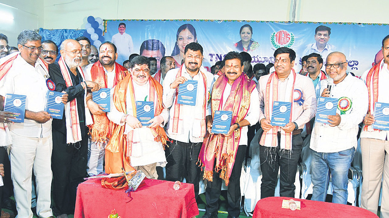 ఉద్యోగుల న్యాయమైన సమస్యలు పరిష్కరిస్త