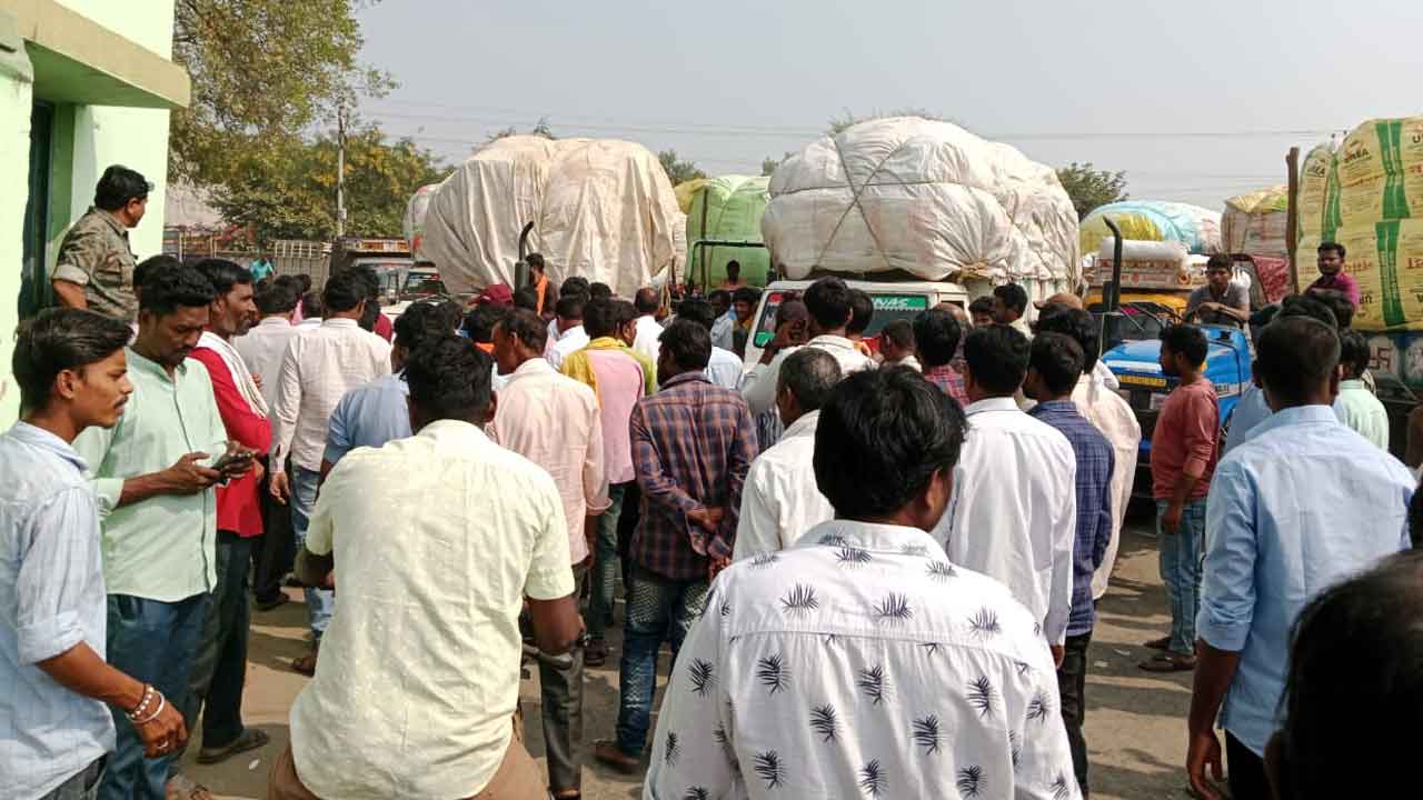Cotton | మార్కెట్లో నిలిచిన పత్తి కొనుగోళ్లు.. ఆందోళన చేపట్టిన రైతులు
