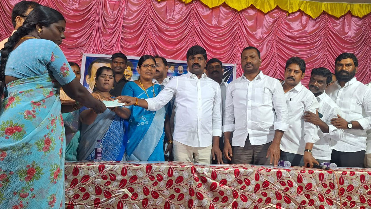 మహిళా సంక్షేమానికి ప్రభుత్వం ప్రాధాన్యం