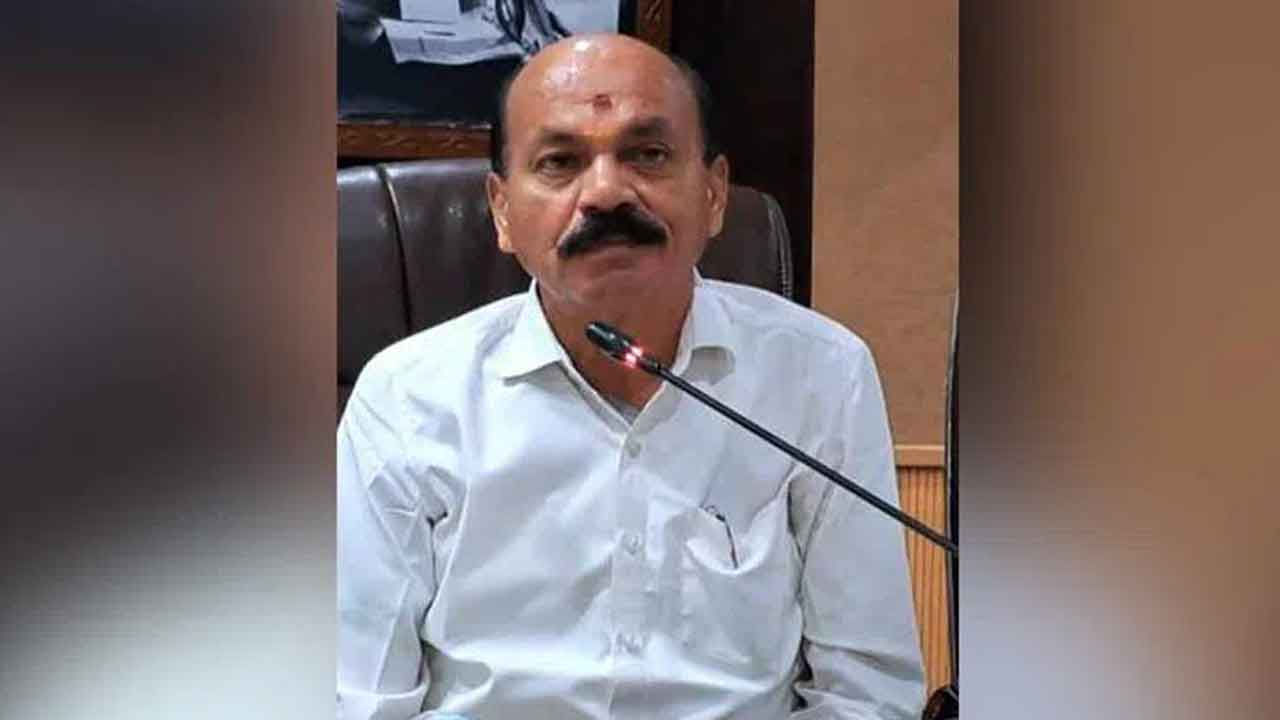 అధికారులు ప్రొటోకాల్‌ పాటించడం లేదు