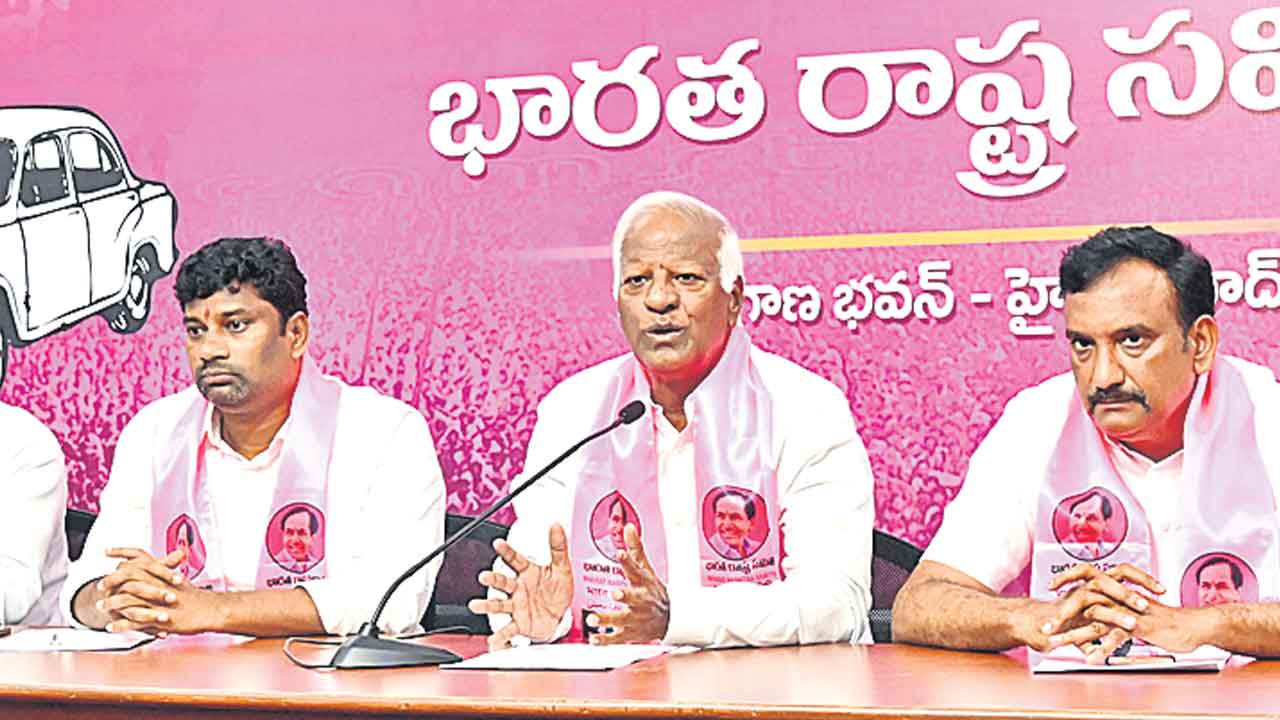 మొండి చెయ్యి.. తొండి నోరు