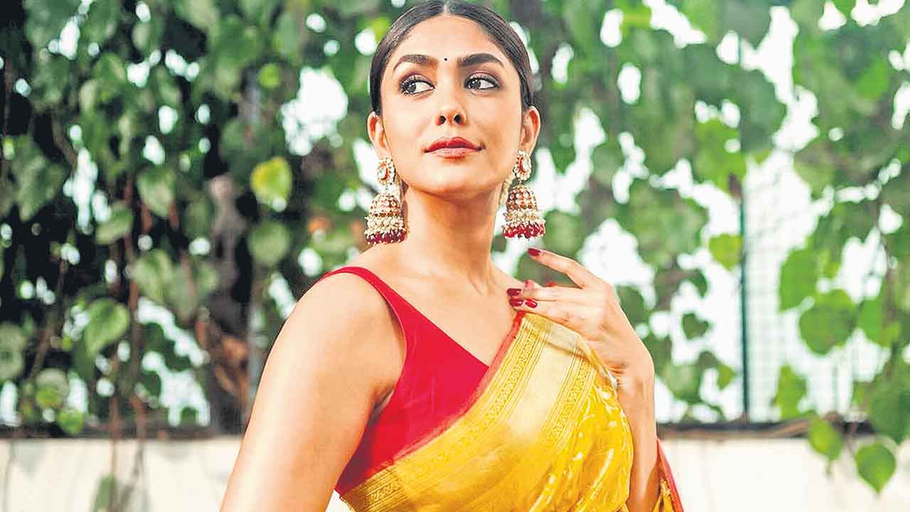Mrunal Thakur | ఇండస్ట్రీలో ఎక్కువకాలం ఉండాలంటే అలా చేయాల్సిందే : మృణాల్‌ ఠాకూర్‌