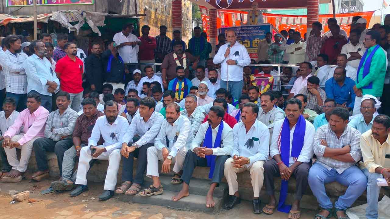 Dalitha Bandhu | దళిత బంధు కొనసాగించాల్సిందే.. ములుగులో ధర్నా చేపట్టిన లబ్ధిదారులు