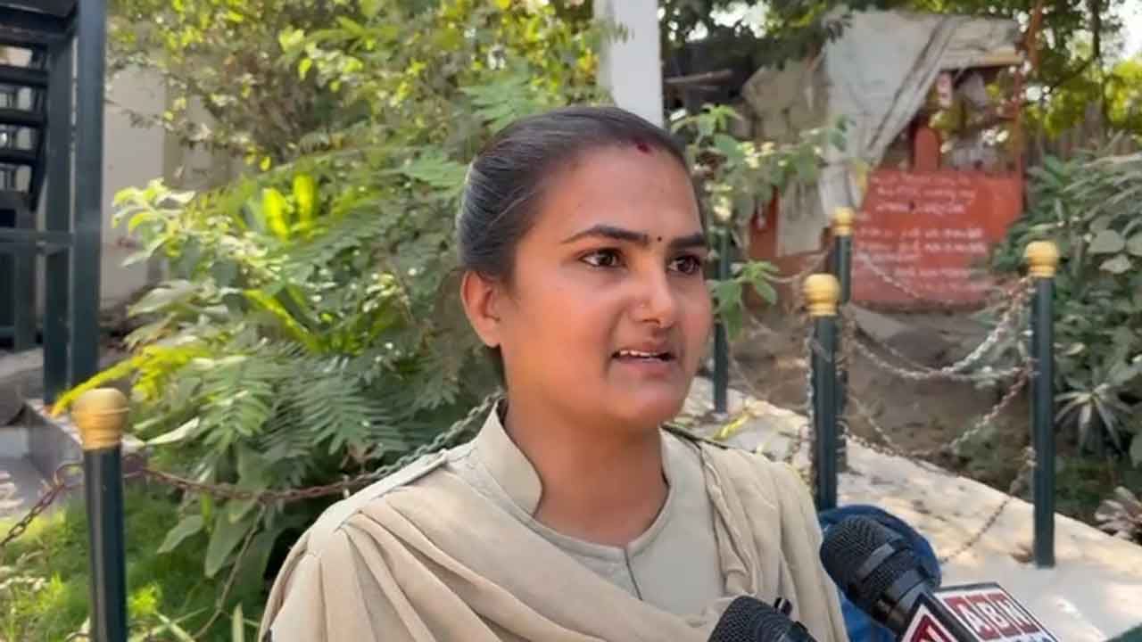 Constable Protest | మేడిపల్లి పోలీస్ స్టేషన్ ఎదుట మహిళా కానిస్టుబుల్‌ ఆందోళన